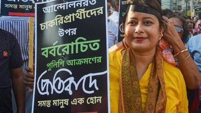 '১৪ তলাকে একধাক্কায় লোপাট করতে হবে', টেট চাকরি প্রার্থীদের সমর্থনে প্রতিবাদী নাগরিক মঞ্চে  মন্দাক্রান্ত সেন