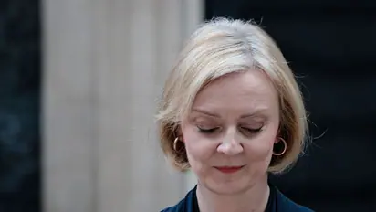 45 നാള് പ്രധാനമന്ത്രിയായതിന് പ്രതിഫലം പ്രതിവര്ഷം 1 കോടി, അതും ജീവിതകാലം മുഴുവന്!