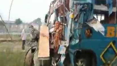 ఆగ్రా-లక్నో ఎక్స్ప్రెస్వేపై బస్సు ప్రమాదం.. నలుగురు మృతి, 42 మందికి తీవ్ర గాయాలు