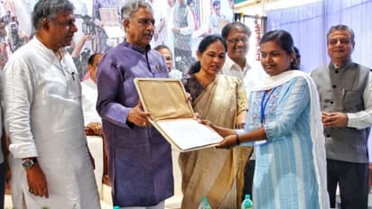 ರೈಲ್ವೆಯಲ್ಲಿ 200 ಜನರ ನೇಮಕ, ನೇಮಕಾತಿ ಪತ್ರ ವಿತರಿಸಿದ ಸಚಿವೆ ಶೋಭಾ ಕರಂದ್ಲಾಜೆ