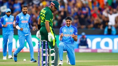 പാകിസ്ഥാന് ഇരട്ട പ്രഹരമേല്പ്പിച്ച് അര്ഷ്ദീപ്; ടി20 ലോകകപ്പില് ആധിപത്യം കാണിച്ച് ടീം ഇന്ത്യ