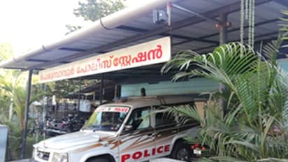 പെരുമ്പാവൂരിൽ വീടിന് നേരെ സ്ഫോടകവസ്തു എറിഞ്ഞു; വീട്ടുമുറ്റത്ത് നിർത്തിയിട്ട ബുള്ളറ്റ് കത്തി നശിച്ചു