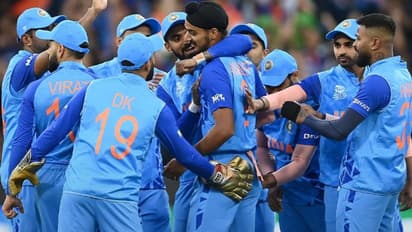 இனியும் உங்களையே புடிச்சு தொங்கிட்டு இருக்க முடியாது.. இந்திய டி20 அணியிலிருந்து ஓரங்கட்டப்படும் ரோஹித் - கோலி