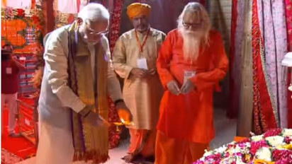 অযোধ্যায় নরেন্দ্র মোদী, রামলালার মূর্তির সামনে আরতি করলেন প্রধানমন্ত্রী