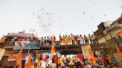 अयोध्या में दीपोत्सव के विश्व कीर्तिमान का गवाह बनें पीएम मोदी, रामनगरी में एक झलक को बेताब दिखे लोग Pics