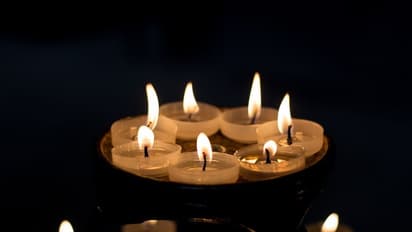 വിവാഹ പാർട്ടിക്ക് മുൻപ് കുളിക്കാനെത്തി, അലങ്കാര തിരിയിൽ നിന്ന് വസ്ത്രത്തിൽ തീ പടർന്നു, 29കാരി ഗുരുതരാവസ്ഥയിൽ