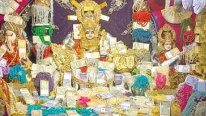 दिवाली पर करोड़ों के नोटों से सजता है ये महालक्ष्मी मंदिर, भक्तों को प्रसाद में मिलते हैं नोट और सोना-चांदी
