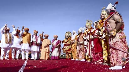 अयोध्या दीपोत्सव: रामनगरी में दिखा त्रेतायुग सा नजारा, तस्वीरों से देखिए भव्य कार्यक्रम की रौनक