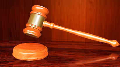 ആള്‍മാറാട്ടം നടത്തി വന്‍ സാമ്പത്തിക തട്ടിപ്പ്; ബാങ്കുകളില്‍ നിന്ന് വായ്പ, സ്ത്രീയ്ക്ക് 15 വര്‍ഷം തടവുശിക്ഷ  