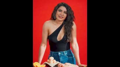 Samantha: ஓபன் நெக்கில்... முன்னழகு தெரிய போஸ் கொடுத்து மூச்சு முட்டவைத்த சமந்தா..! வேற லெவல் ஹாட் போஸ்..!