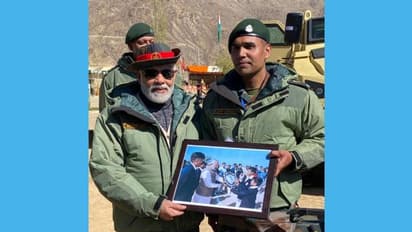 കാര്ഗിലില് സൈന്യത്തിനൊപ്പം ദീപാവലി ആഘോഷിച്ച മോദിയുടെ മനസ് നിറച്ച് ആ വൈകാരിക കൂടികാഴ്ച