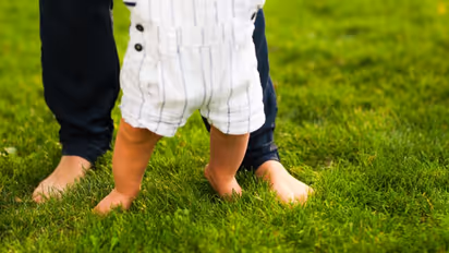 সবুজ ঘাসে প্রতিদিন ২০ মিনিট খালি পায়ে হাঁটার অভ্যাস, মিলবে বহু আশ্চর্যজনক উপকারিতা