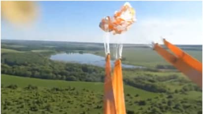 അവിശ്വസനീയം; കത്തിയമരുന്ന റഷ്യന് സൈനിക വിമാനത്തില് നിന്നും പാരച്യൂട്ട് വഴി രക്ഷപ്പെടുന്ന പൈലറ്റിന്റെ വീഡിയോ