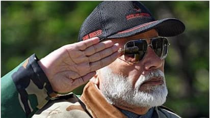 கார்கிலில் பிரதமர் மோடியிடம் தமிழ் பாடலை பாடி அசத்திய தமிழகத்தை சேர்ந்த ராணுவ வீரர்கள்..! வைரல் வீடியோ