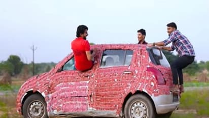 युवकों ने कार पर लगाए 1 लाख के पटाखे और जला दी आग! देखिए कैसा था भयावह मंजर.. गाड़ी का क्या हुआ