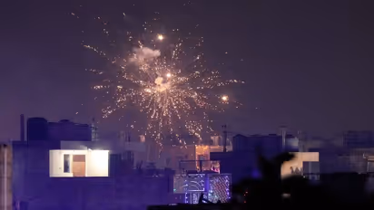 बैन के बावजूद दिल्ली में जमकर फूटे पटाखे, धुएं से एयर क्वालिटी बेहद खराब हुई, जानिए पूरी डिटेल्स