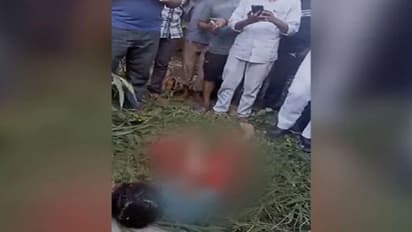 मर गई इंसानियत! खून से लथपथ लड़की मदद के लिए गिड़गिड़ाती रही, पास में खड़े लोग बनाते रहे VIDEO