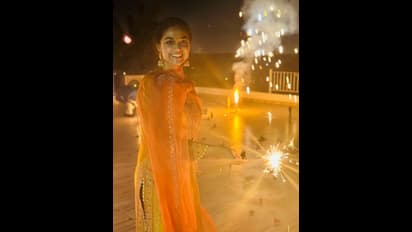 மத்தாப்பாய் சிரிக்கும் கீர்த்தி சுரேஷ் ...செலிப்ரேஷன் போட்டோஸ் இதோ 