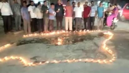 ദീപാവലി ദിനത്തിൽ റോഡിലെ കുഴികൾക്ക് ചുറ്റം ദീപം കത്തിച്ച് പ്രതിഷേധം