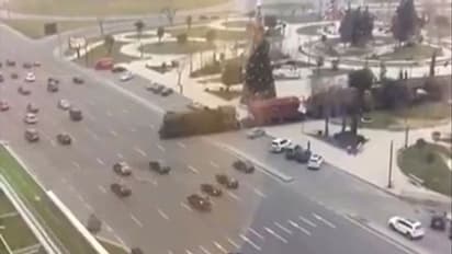 7 लेन हाइवे पर स्पीड में जा रही थीं कारें.. अचानक सड़क पर ट्रेन देख थम गई सबकी सांसें, देखिए वीडियो