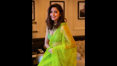 সি থ্রু শাড়িতে উন্মুক্ত বক্ষের একাংশ,অনুষ্কার সেক্সি লুক দেখে বেসামাল বিরাট কোহলি,কী করলেন জানেন?