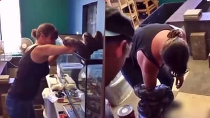 Viral Video : പാമ്പിനെ കൂട്ടിൽ നിന്നും പുറത്തെടുക്കാൻ ശ്രമിക്കവേ ഉടമയ്ക്ക് സംഭവിച്ചത്; വെെറൽ വീഡിയോ