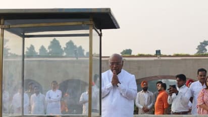 ಕಾಂಗ್ರೆಸ್ ರಾಷ್ಟ್ರೀಯ ಅಧ್ಯಕ್ಷರಾಗಿ ಖರ್ಗೆ ಅಧಿಕಾರ ಸ್ವೀಕಾರ: ಅಭಿನಂದನೆ ಸಲ್ಲಿಸಿದ ಸೋನಿಯಾ ಗಾಂಧಿ