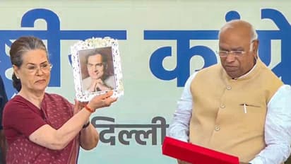 अब मल्लिकार्जुन खड़गे के 'हाथ' कांग्रेस की जिम्मेदारी, सोनिया गांधी बोलीं-उनके सिर से बोझ उतर गया