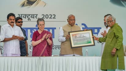 কংগ্রেসের ব্যাটন উঠল খাগড়ের হাতে, আনুষ্ঠানিকভাবে গ্রহণ করলেন কংগ্রেসের সভাপতির দায়িত্ব