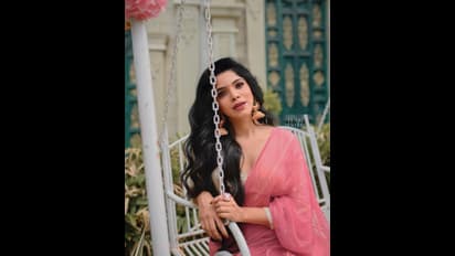 Divyabharathi: ஜிமிக்கி கம்மலுடன்... பாவாடை தாவணியில் பளீச் அழகை காட்டி ரசிகர்களை பாடாய் படுத்தும் திவ்யபாரதி!