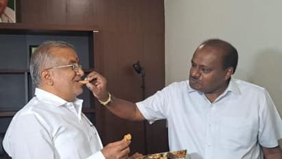 ಮೂರೂವರೆ ವರ್ಷಗಳ ನಂತರ ಜೆಡಿಎಸ್‌ ಕಚೇರಿಗೆ ಕಾಲಿಟ್ಟ ಜಿಟಿಡಿ: ಸಿಹಿ ತಿನ್ನಿಸಿದ ಎಚ್‌ಡಿಕೆ