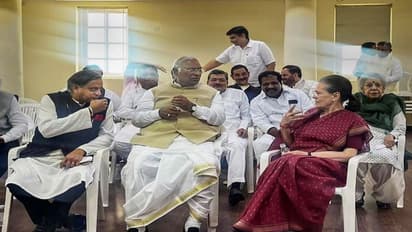 खड़गे को बधाई देने खुद सोनिया, राहुल और प्रियंका भी पहुंचीं.. 10 फोटो में देखिए देशभर में आज कहां क्या हुआ 