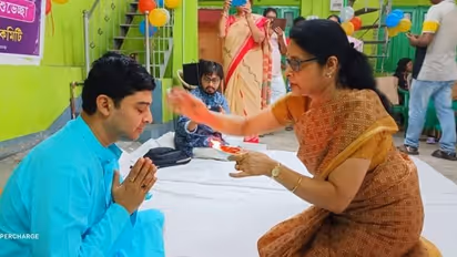 ভাইফোঁটায় নিষিদ্ধপল্লিতে ভাস্বর, ফোঁটা নিলেন যৌনকর্মী দিদিদের থেকে