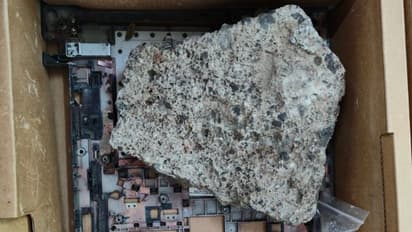 Online లో ల్యాప్ టాప్ ఆర్డర్ చేస్తే కంకరాయి డెలివరీలో వచ్చింది..సోషల్ మీడియాలో వైరల్ వీడియో..