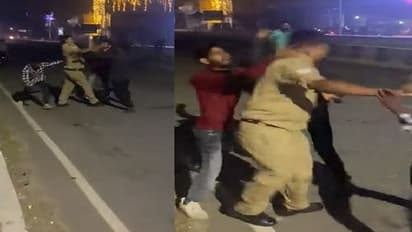 बीच सड़क पुलिसवाले को पीटने का वीडियो वायरल, 4 लड़कों को एक बाइक पर जाने से था रोका