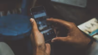 पत्नी को फंदे पर तड़पता देखकर पति को आ रहा था 'मजा', बचाने की बजाए बनाता रहा video