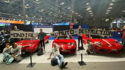 ഫെറാരി കാറുകളിൽ കൈകൾ ചേർത്തൊട്ടിച്ച് സംഘം, കാരണം...