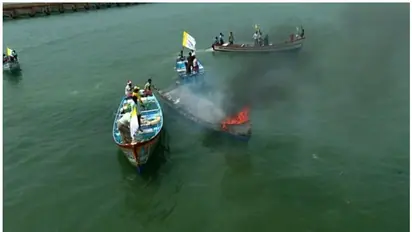 വിഴിഞ്ഞത്ത് വള്ളം കത്തിച്ച് പ്രതിഷേധം; പൊലീസ് ബാരിക്കേഡുകള്‍ കടലിലെറിഞ്ഞ് പ്രതിഷേധക്കാര്‍