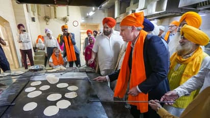 गुरुद्वारे में लंगर का जबर्दस्त इंतजाम देख इम्प्रेस हुए कनाडाई दूत, रोटियां सेंकने रुक गए, देखें कुछ तस्वीरें 
