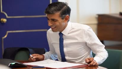 ഔദ്യോഗിക രേഖകളിൽ കുറിപ്പെഴുതാൻ മഷി മായ്ക്കാവുന്ന പേന; ഋഷി സുനക് വിവാദത്തിൽ