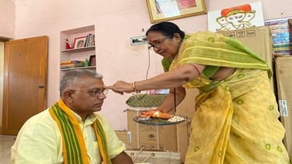 'অন্তত আজকের দিনটা নিজেদের ভাইবোনদের সঙ্গে কাটান', ভাইফোঁটায় দিদির বাড়ি থেকে বার্তা দিলীপ ঘোষের