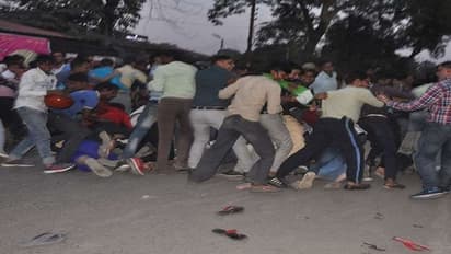 शोभायात्रा के दौरान बैलून में गैस भरने वाले सिलेंडर में ब्लास्ट, एक युवक के उड़े चीथड़े, दो दर्जन लोग गंभीर