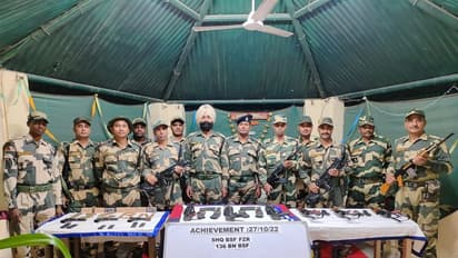 ఇండియా-పాక్ బార్డర్ లో ఆయుధాల పట్టివేత.. ఏకే-47 రైఫిల్స్, పిస్టల్స్, బుల్లెట్లను స్వాధీనం చేసుకున్న బీఎస్ఎఫ్