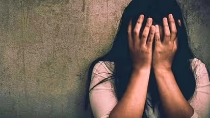 गोंडा में झोलाछाप डॉक्टर ने महिला से दुष्कर्म का वीडियो किया वायरल, सीएमओ बोली- चप्पल से करती आरोपी की पिटाई