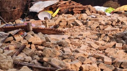 बाराबंकी: कच्ची दीवार गिरने से 6 लोग दबे, ट्रामा सेंटर में इलाज के दौरान महिला की मौत