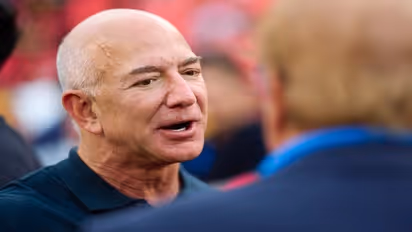 ಅಮೆಜಾನ್ ಜೆಫ್ ಬೆಜೋಸ್ ಗರ್ಲ್‌ಫ್ರೆಂಡ್ ಸನ್‌ಬಾತ್‌ನಲ್ಲಿರುವಾಗ ನೌಕೆ ಮೇಲೆ ಅಧಿಕಾರಿಗಳ ದಾಳಿ!