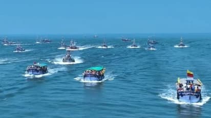 ಉಡುಪಿ: ಕಡಲಿನ ನಡುವೆ ನೂರಾರು ಬೋಟುಗಳಲ್ಲಿ ಕೋಟಿ ಕಂಠ ಗಾಯನ