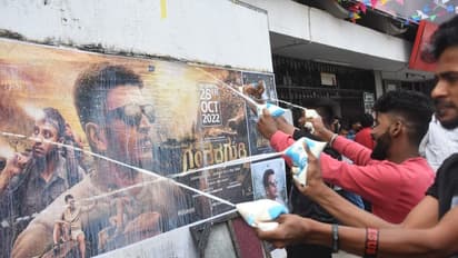 Gandhada Gudi ಸಂಭ್ರಮ: ಥಿಯೇಟರ್‌ಗೆ ಕುದುರೆ ಕರೆತಂದ ಅಭಿಮಾನಿ