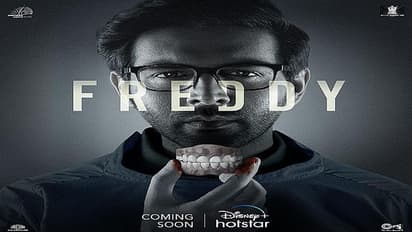 রক্তমাখা দু’আঙুলে ধরা রয়েছে দাঁতের পাটি!  দেখে নিন অভিনেতা কার্তিক আরিয়ানের সদ্য প্রকাশ পাওয়া 'ফ্রেডি' লুক