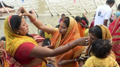देशभर में छठ पूजा की धूम.. तमाम मुश्किलों के बावजूद  लोग पहुंच रहे घर, 10 फोटो में देखिए आज कहां क्या हुआ 